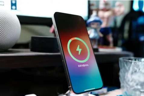 饶河苹果15换屏服务分享用什么充电器给iPhone15充电更好 